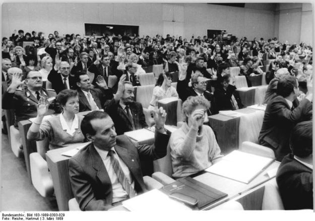 Bundesarchiv, Bild 183-1989-0303-029 / Reiche, Hartmut / CC-BY-SA 3.0 ADN-ZB Reiche 3.3.1989 Berlin: Tagung der Volkskammer Die Volkskammer der DDR beschloß auf ihrer 8. Tagung das aktive und passive Wahlrecht für ausländische Bürger zu Kommunalwahlen in der DDR. Einstimmig billigten die Abgeordneten ein entsprechendes Ergänzungsgesetz zum Gesetz über die Wahlen zu den Volksvertretungen der Deutschen Demokratischen Republik.
